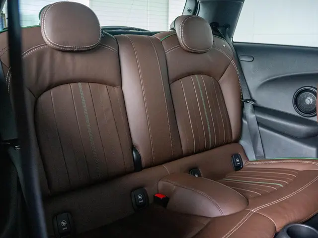 MINI 3-Deurs Cooper Aut. 60 Years Edition 2019 Benzine 10