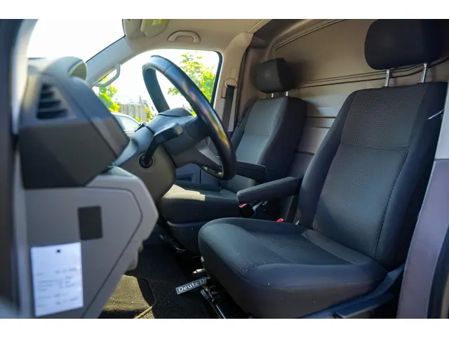 Volkswagen Transporter 2.0 TDI L1H1 28 2021 Diesel 26