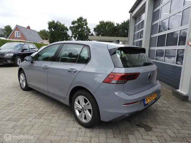 Volkswagen Golf 1.0 eTSI Life 2022 Benzine 4