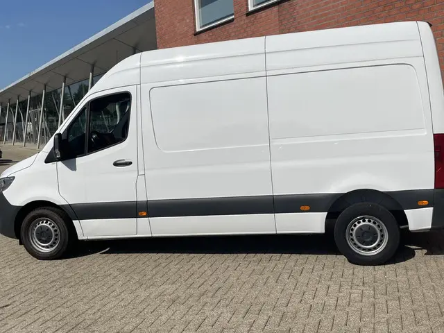Mercedes-Benz Sprinter L2H2 2022 Diesel 6