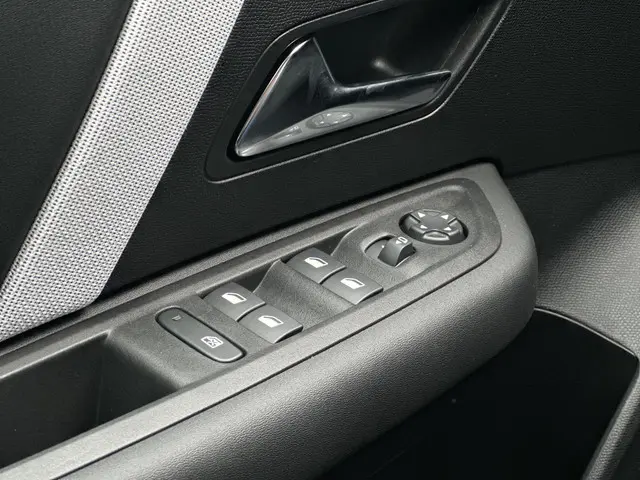 Citroën C4 1.2 Hybrid Max 136pk 2024 Hybride Benzine 33