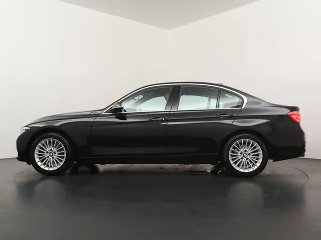 BMW 3 Serie 320i Luxury Edition 2019 Benzine 12