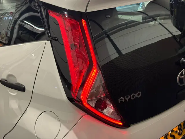 Toyota Aygo 1.0 VVT-i x-fun|Airco|Carplay 2018 Benzine 12