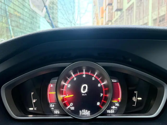 Volvo V40 2.0 T3 Nordic+ 114.000km dealer oh 2016 Benzine 17