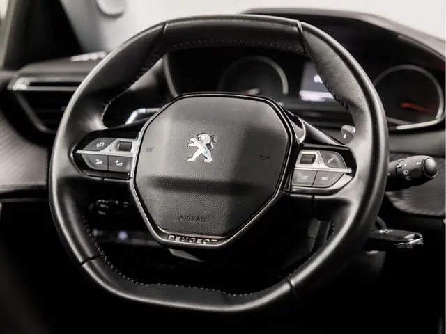 Peugeot 2008 1.2 PureTech Allure Sport 2022 Benzine 17