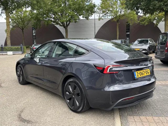 Tesla Model 3 RWD 60 kWh 2024 Elektrisch 3