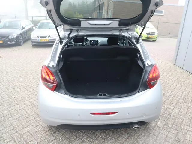 Peugeot 208 1.2 PureTech GT-line Automaat 2018 Benzine 31