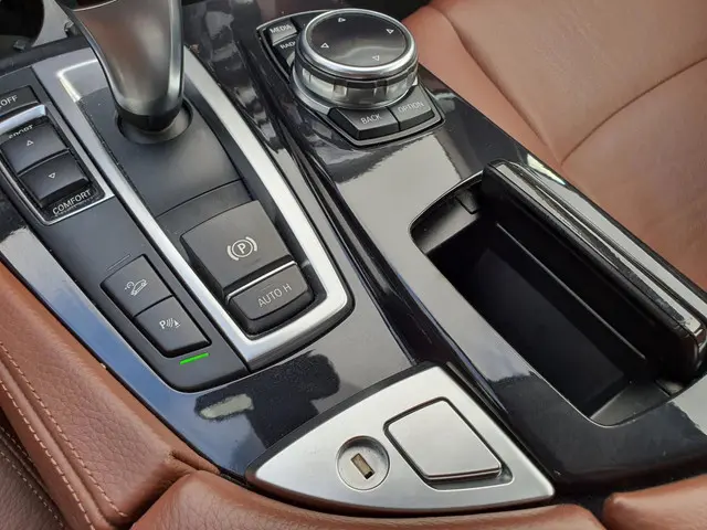 BMW 5 Serie Touring 528xi High Executive 2014 Benzine 16