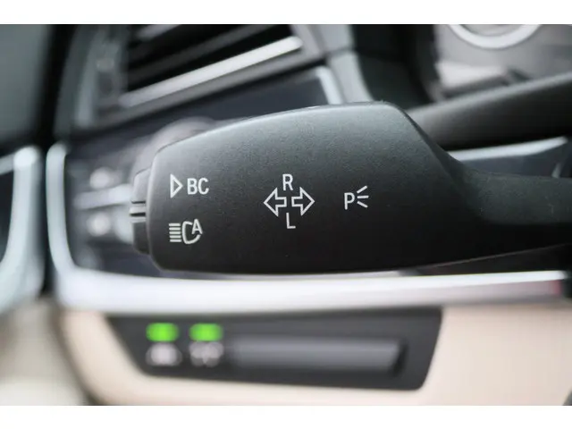 BMW 5 Serie Touring 535i Luxury Edition 2016 Benzine 38