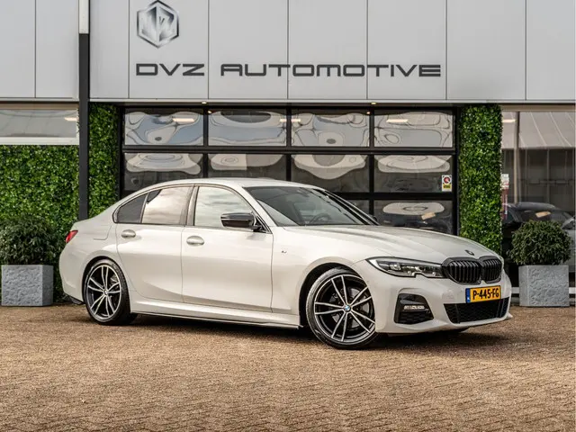 BMW 3 Serie 320i High Executive 2019 Benzine 4