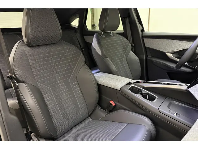 Peugeot e-3008 Allure 73 kWh 2024 Elektrisch 13