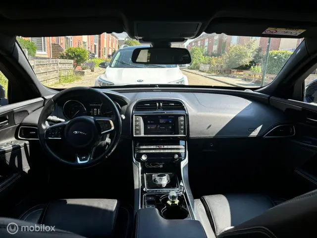 Jaguar XE 2.0 D Portfolio 2015 Diesel 10