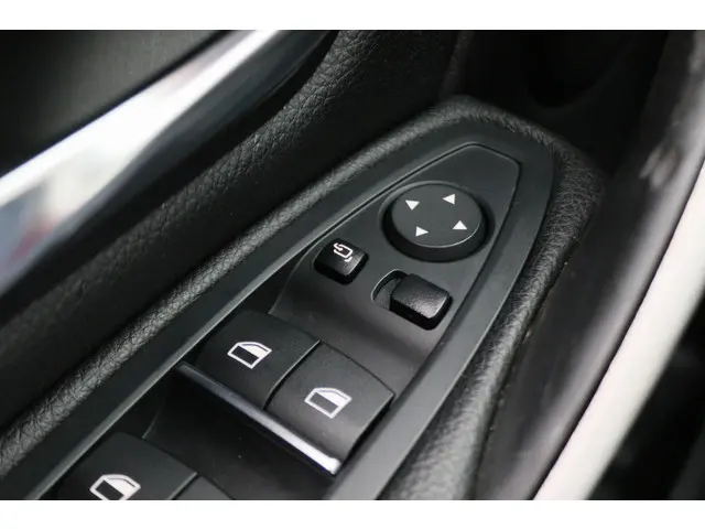 BMW 3 Serie Touring 318i M Sport Edition 2018 Benzine 37