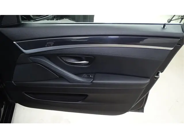 BMW 5 Serie Touring 520i Luxury Edition 2013 Benzine 19