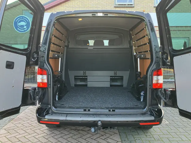 Volkswagen Transporter 2.0 TDI L2H1 DC 2015 Diesel 16