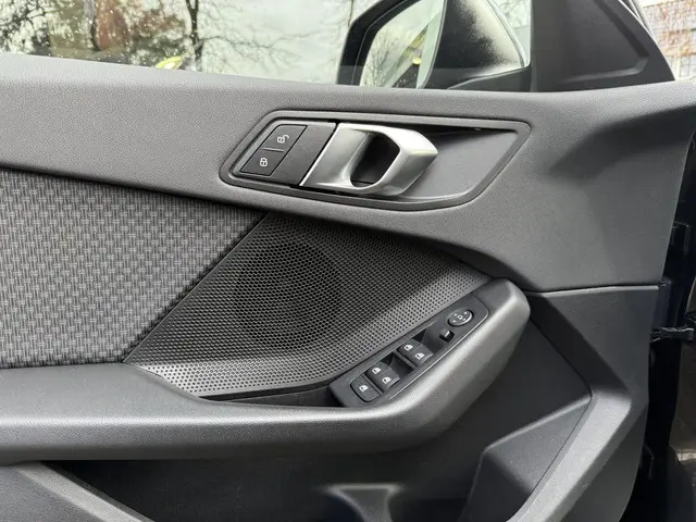 BMW 1 Serie 118i Executive Edition 2020 Benzine 28