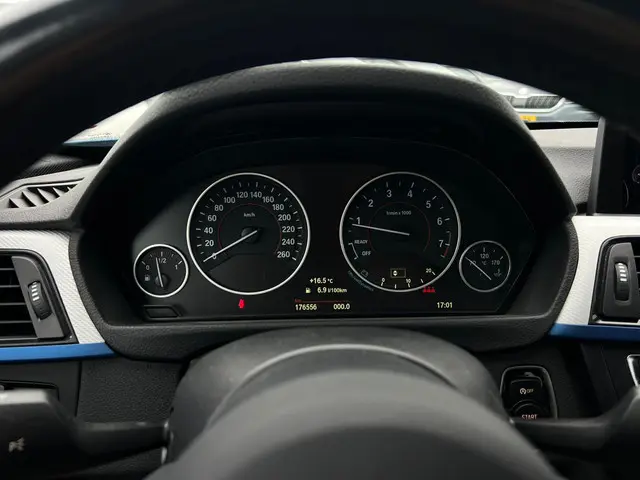 BMW 3 Serie Touring 320i Executive 2014 Benzine 23