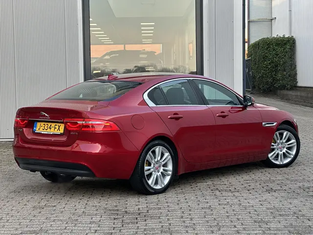 Jaguar XE 2.0 Portfolio 2015 Benzine 2