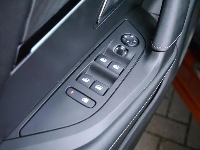 Peugeot 2008 1.2 130PK PureTech GT Pack 2021 Benzine 17