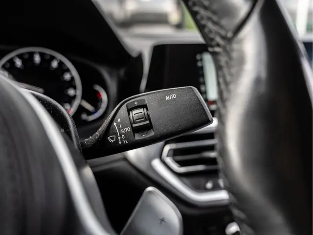 BMW 3 Serie 320i High Executive 2019 Benzine 35