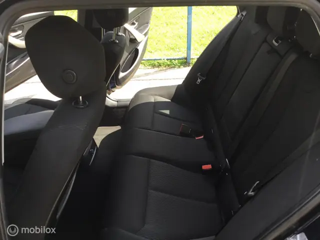 BMW 3 Serie Touring 318d 2017 Diesel 9