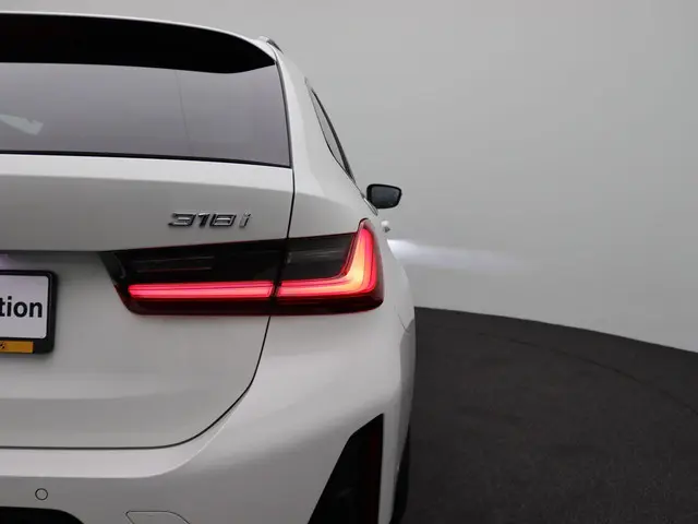 BMW 3 Serie Touring 318i 2024 Benzine 19