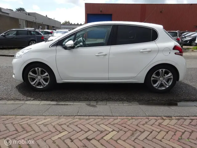 Peugeot 208 1.2 VTi Allure,Trekhaak,Nav!! 2012 Benzine 2
