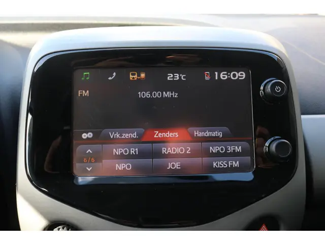 Toyota Aygo 1.0 VVT-i x-play, Camera, Airco 2016 Benzine 22