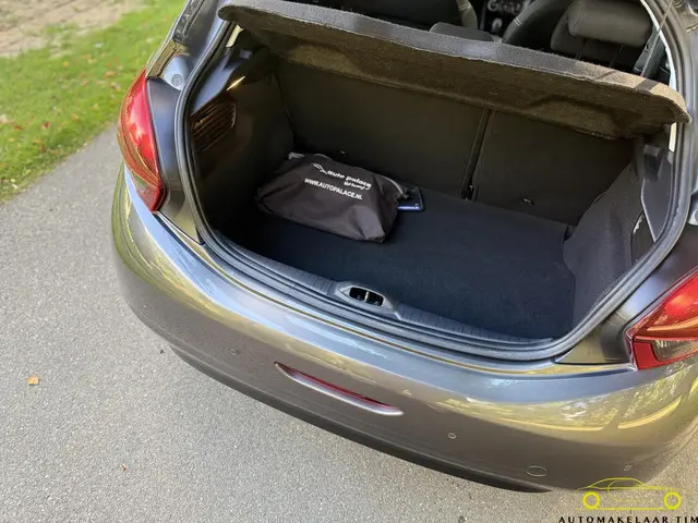 Peugeot 208 1.2 PureTech / Orig. NL / 1e eig. 2018 Benzine 26