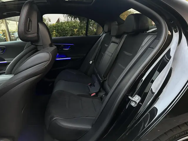 Mercedes-Benz C-Klasse AMG 43 4MATIC 2024 Benzine 36