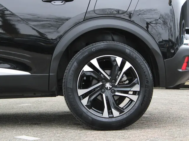 Peugeot 2008 1.2 PureTech GT 2022 Benzine 24