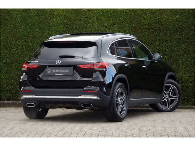 Mercedes-Benz GLA GLA 250 4M AMG Line 2020 Benzine 8