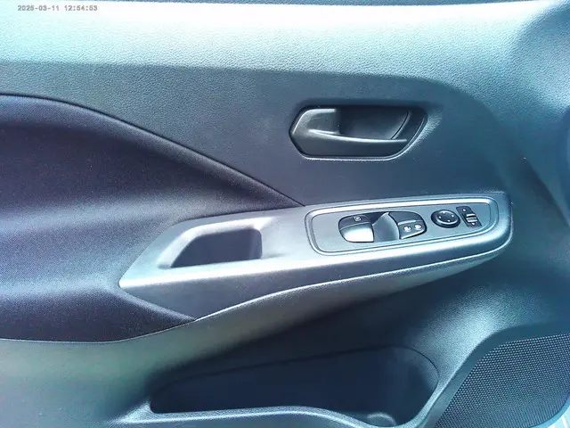 Nissan Micra 1.0L Visia ( 2017 Navi ) 2017 Benzine 7