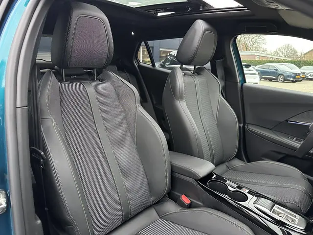 Peugeot 2008 1.2 Hybrid 145 PK GT 2025 Hybride Benzine 37