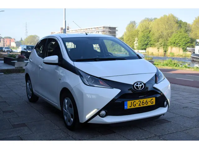 Toyota Aygo 1.0 VVT-i x-play 2016 Benzine 10
