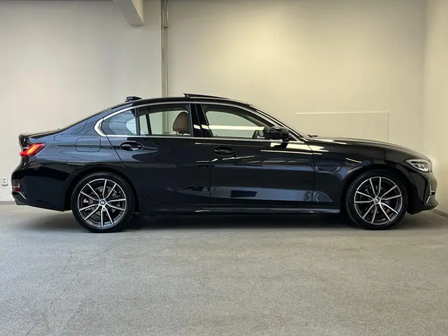 BMW 3 Serie 320i Luxury High Executive 2020 Benzine 8