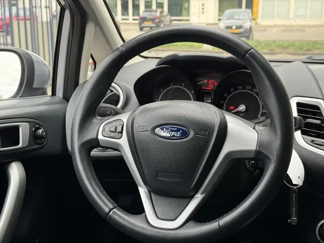 Ford Fiesta 1.4 Titanium 2012 Benzine 18