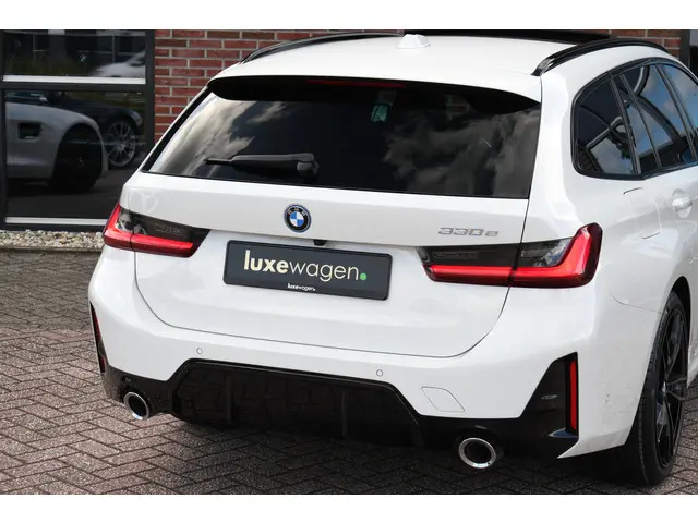 BMW 3 Serie Touring 330e M-Sport 2023 Hybride Benzine 54