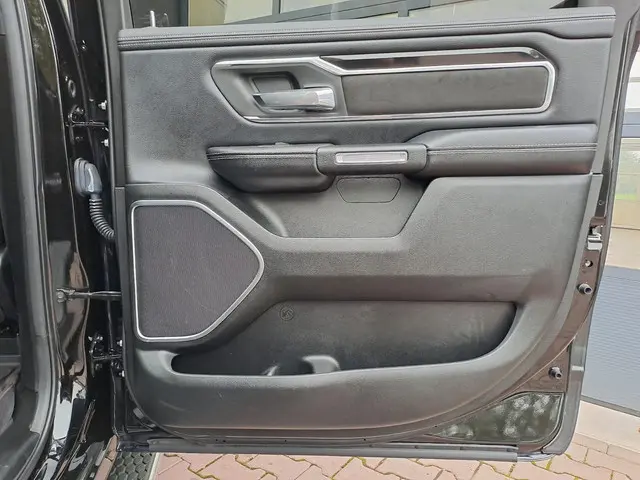 Dodge Ram 1500 5.7 V8 4x4 Crew Cab Laramie 2019 LPG/Gas 40