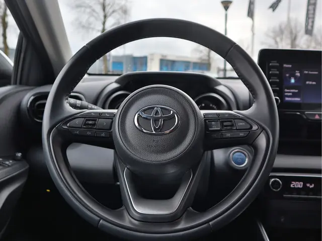 Toyota Yaris 1.5 Hybrid Dynamic 2023 Hybride Benzine 7