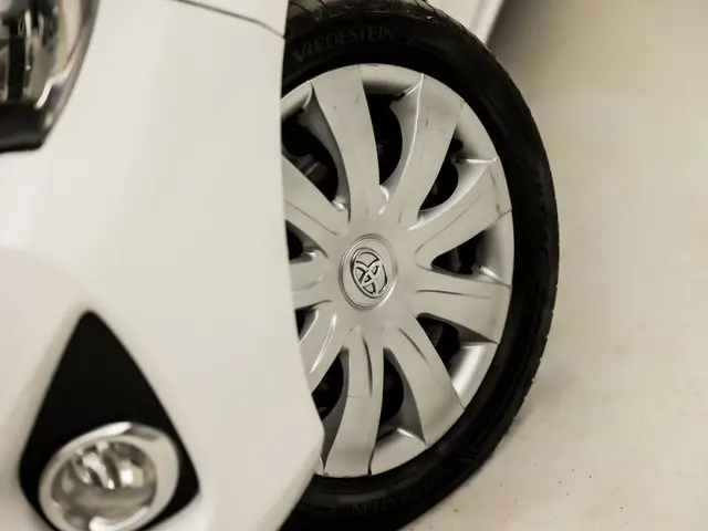 Toyota Yaris 1.0 VVT-i Sport 2015 Benzine 26