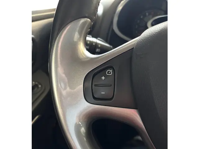 Renault Clio Your Classic Car SOLD. 2016 Benzine 16