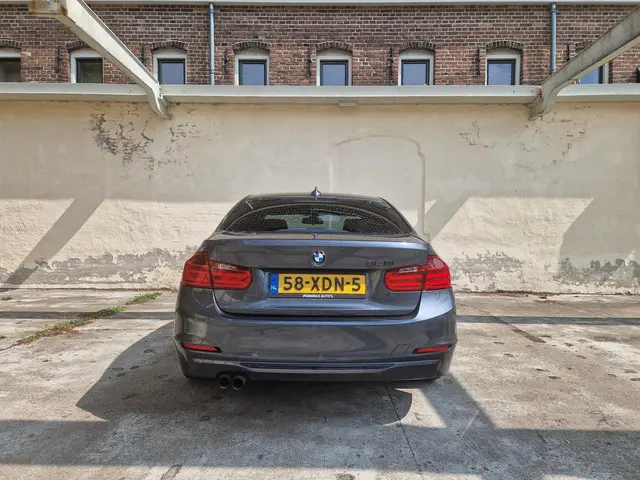 BMW 3 Serie 328i Executive 2012 Benzine 7