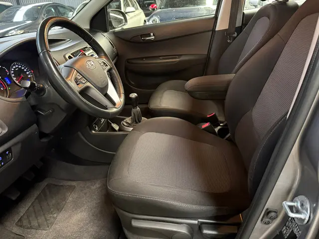 Hyundai i20 1.2i i-Deal Airco, LMV 2014 Benzine 12