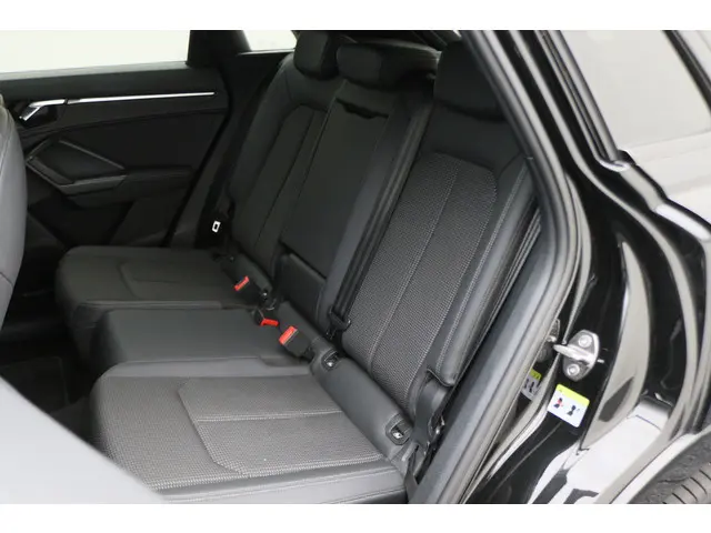 Audi Q3 45 TFSI e S edition 2021 Hybride Benzine 13