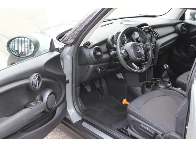 MINI One Mini 1.5 First Salt, Navigatie! 2018 Benzine 12