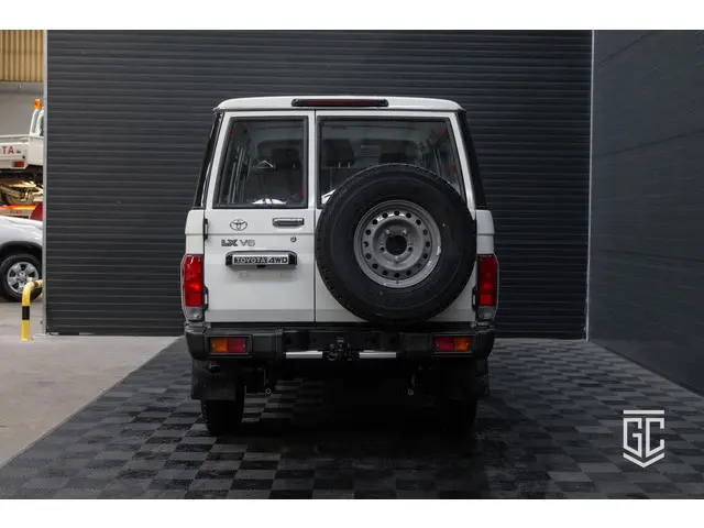 Toyota Land Cruiser GRJ76 E 2024 Benzine 6