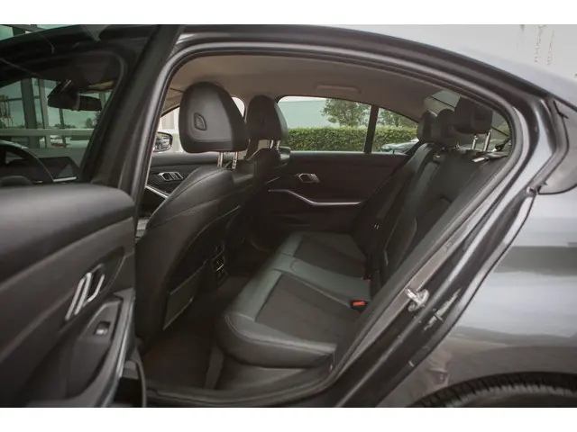 BMW 3 Serie 320i High Executive 2019 Benzine 6