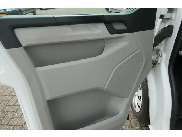 Volkswagen Transporter 2.0 TDI L2H1 Highline 2015 Diesel 28