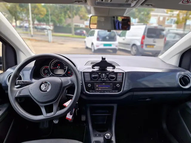 Volkswagen up! 1.0 BMT move up! 2018 Benzine 7